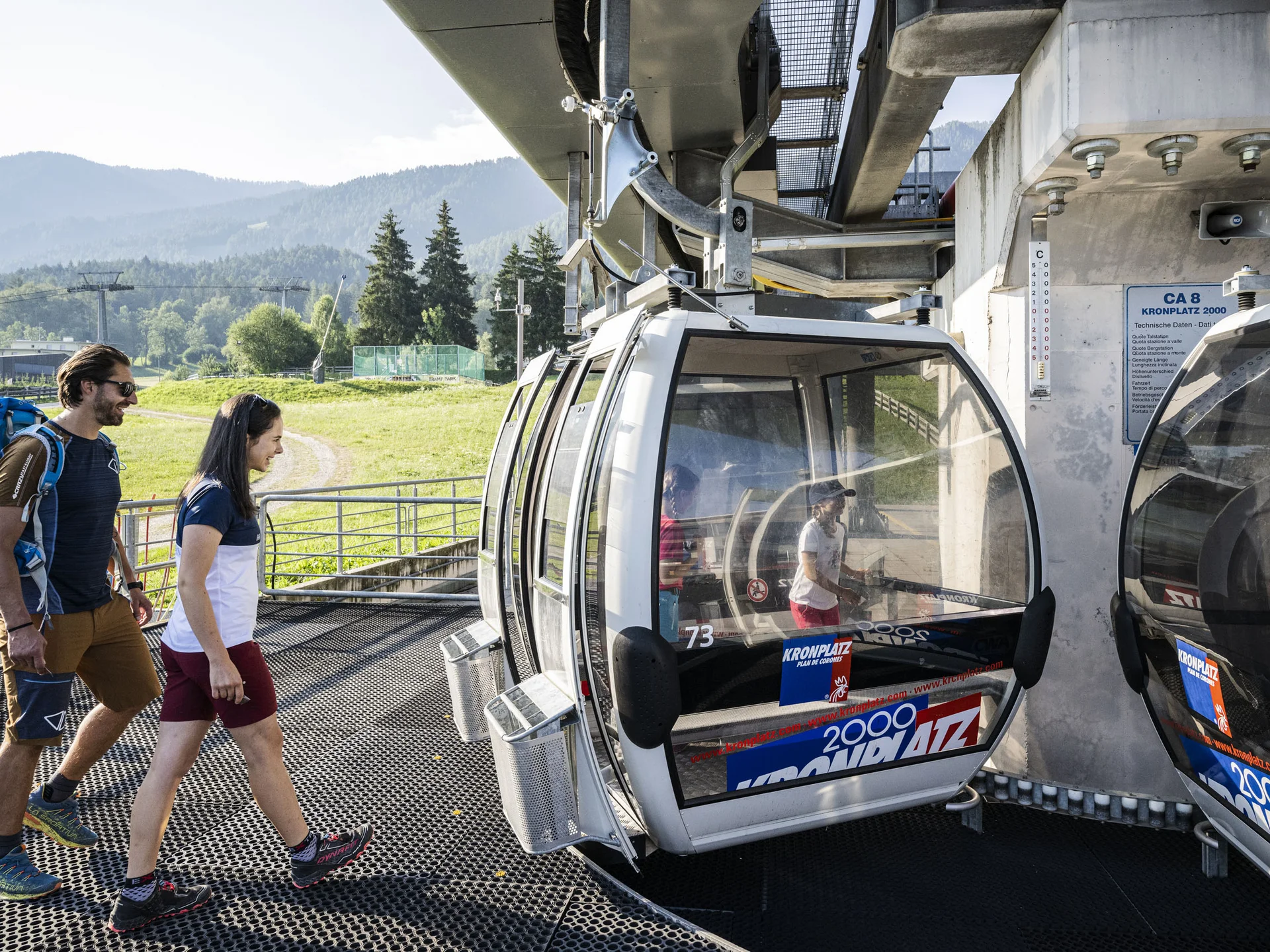 Naturparks Fanes-Sennes-Prags und Puez-Geisler | Chalet Löm Wanderer steigen an der Bergstation in eine Kabinenbahn am Kronplatz ein